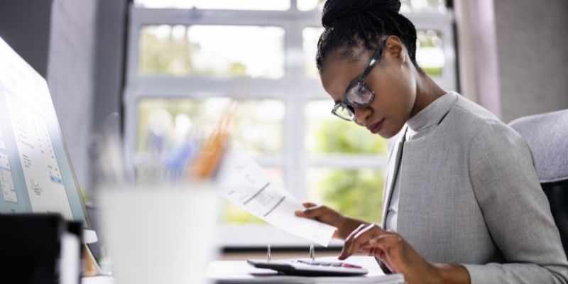 essential-accountant-loan-guide female accountant bookkeeping at a desk